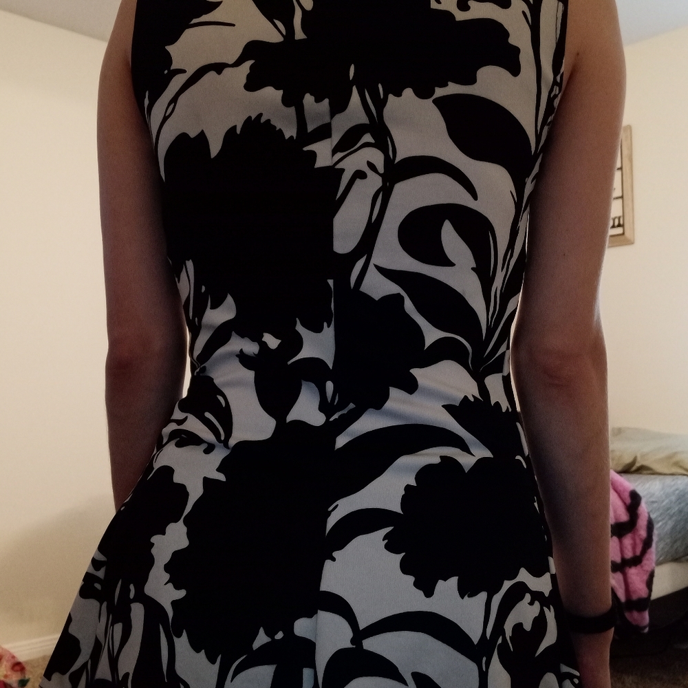Floral patterned sleeveless shirt - Picture 2 of 4
